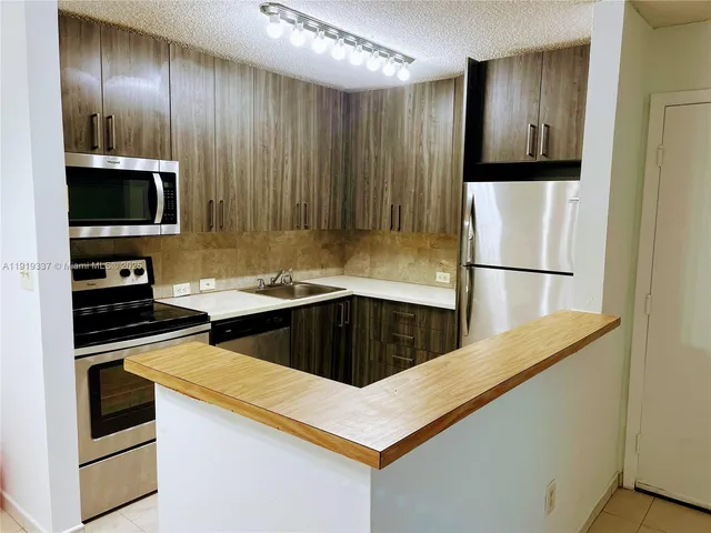 $2,000 | 771 Northeast 199th Street, Unit 105, Miami, FL 33179