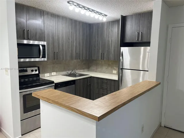 $2,000 | 771 Northeast 199th Street, Unit 105, Miami, FL 33179