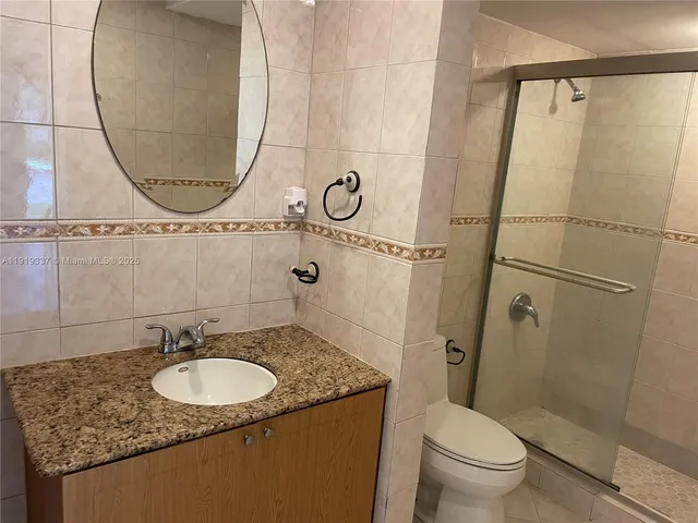 $2,000 | 771 Northeast 199th Street, Unit 105, Miami, FL 33179