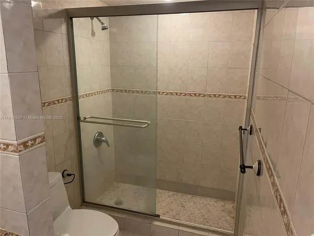 $2,000 | 771 Northeast 199th Street, Unit 105, Miami, FL 33179