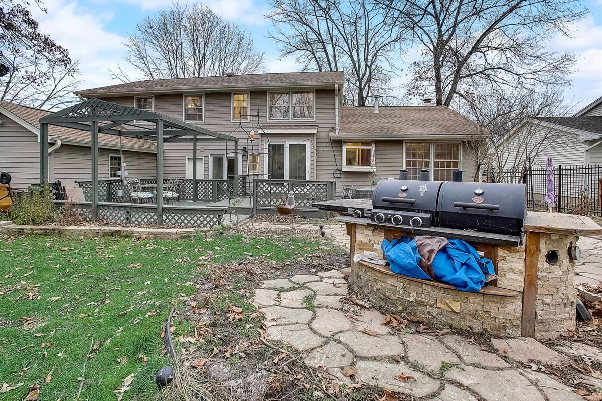 379 Hickory Road Lake Zurich, IL 60047 - Photo 40 of 47