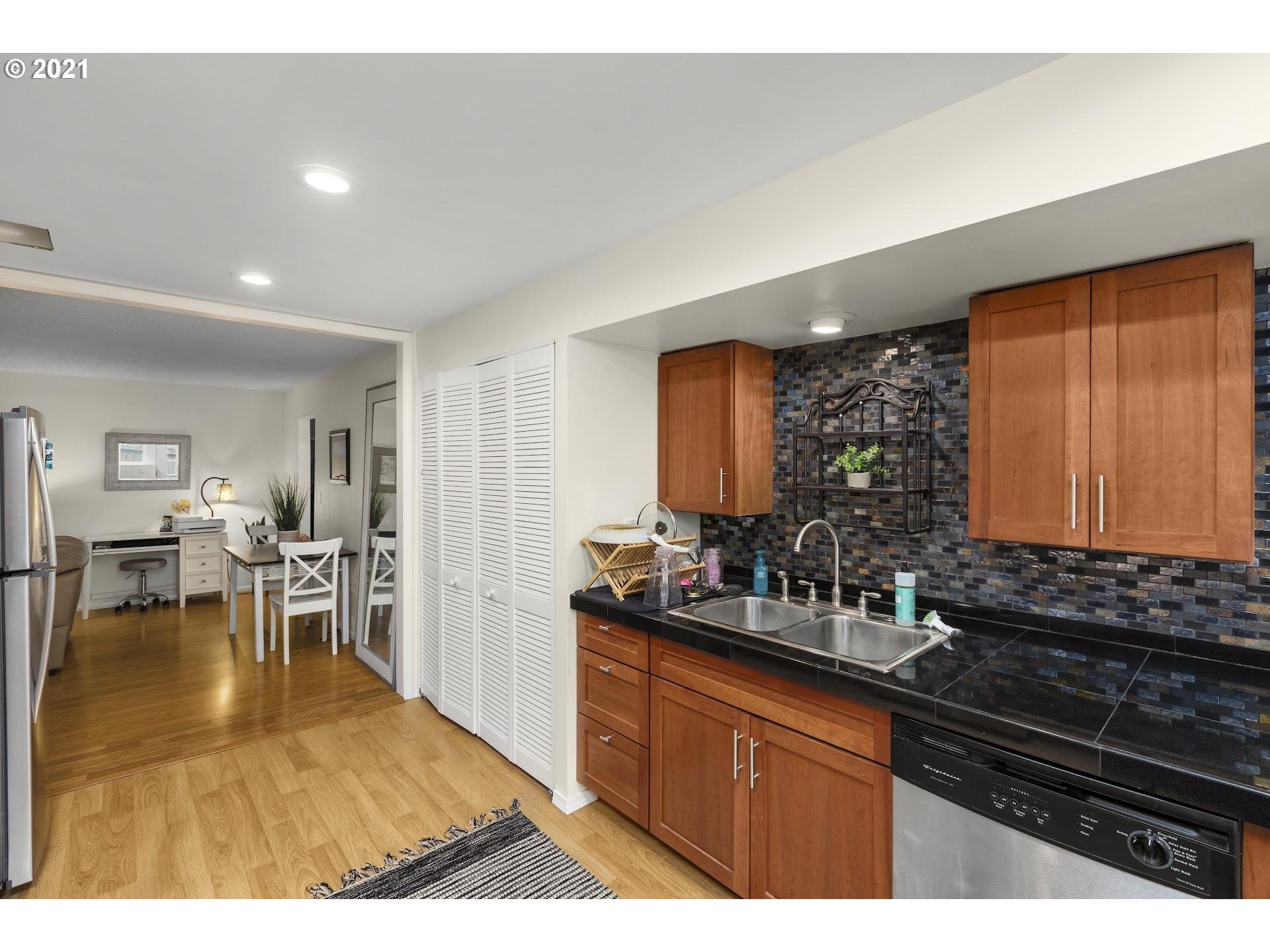 9510 Southwest 53rd Avenue Portland, OR 97219 - Photo 15 of 27 Gallery Image 15