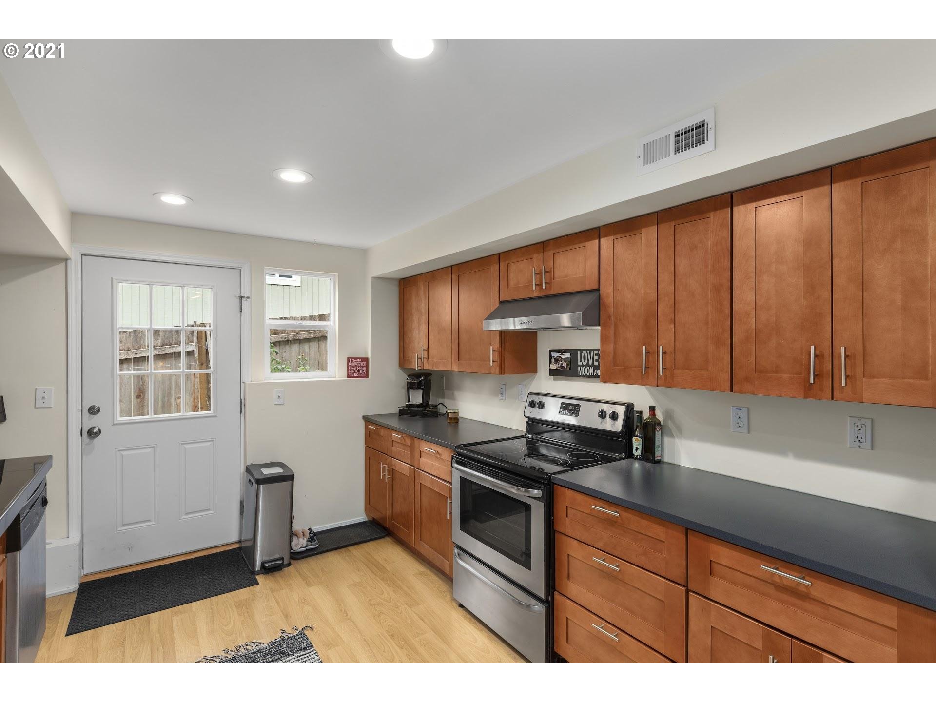 9510 Southwest 53rd Avenue Portland, OR 97219 - Photo 16 of 27 Gallery Image 16