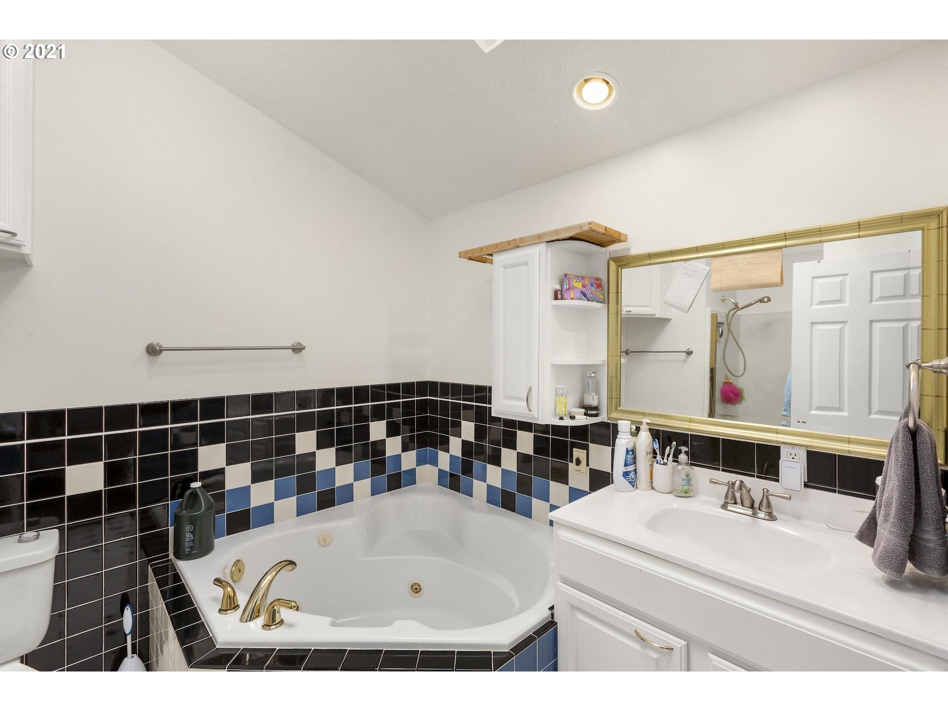 9510 Southwest 53rd Avenue Portland, OR 97219 - Photo 8 of 27 Gallery Image 8