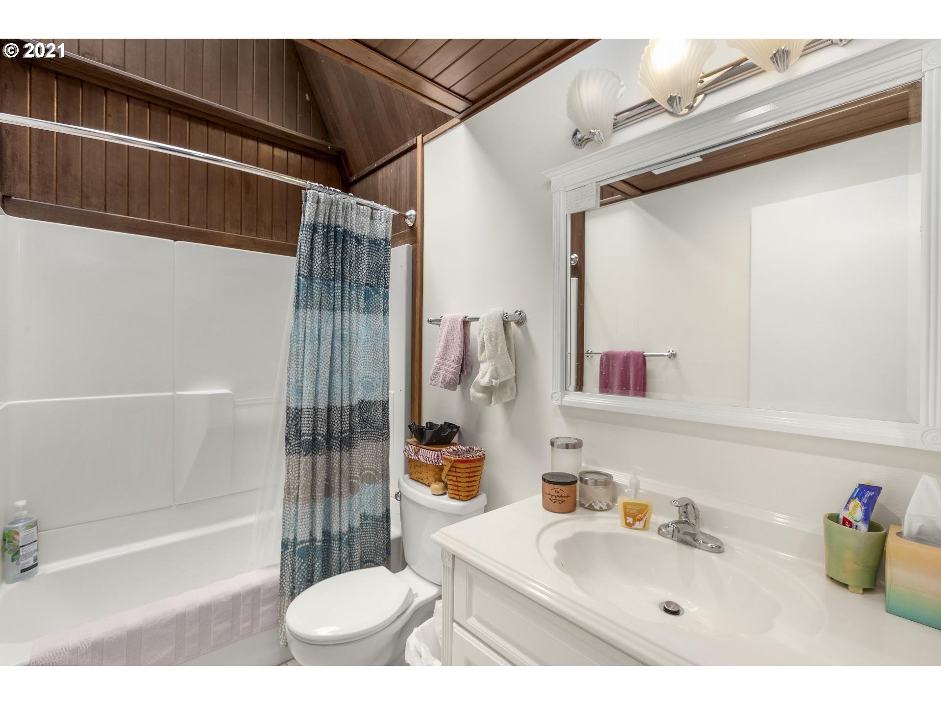 9510 Southwest 53rd Avenue Portland, OR 97219 - Photo 10 of 27 Gallery Image 10