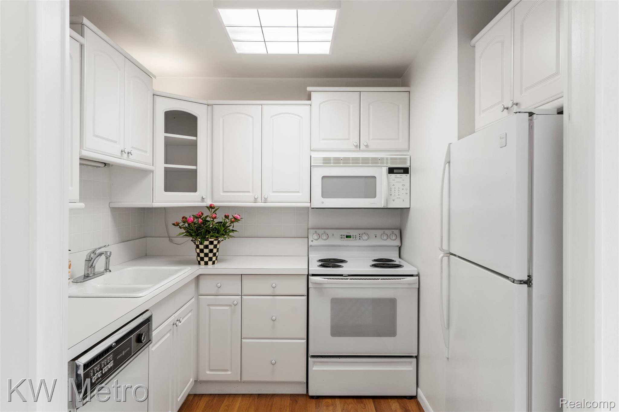 4909 Crooks Road, Unit E8 Royal Oak, MI 48073 - Photo 5 of 13 Kitchen