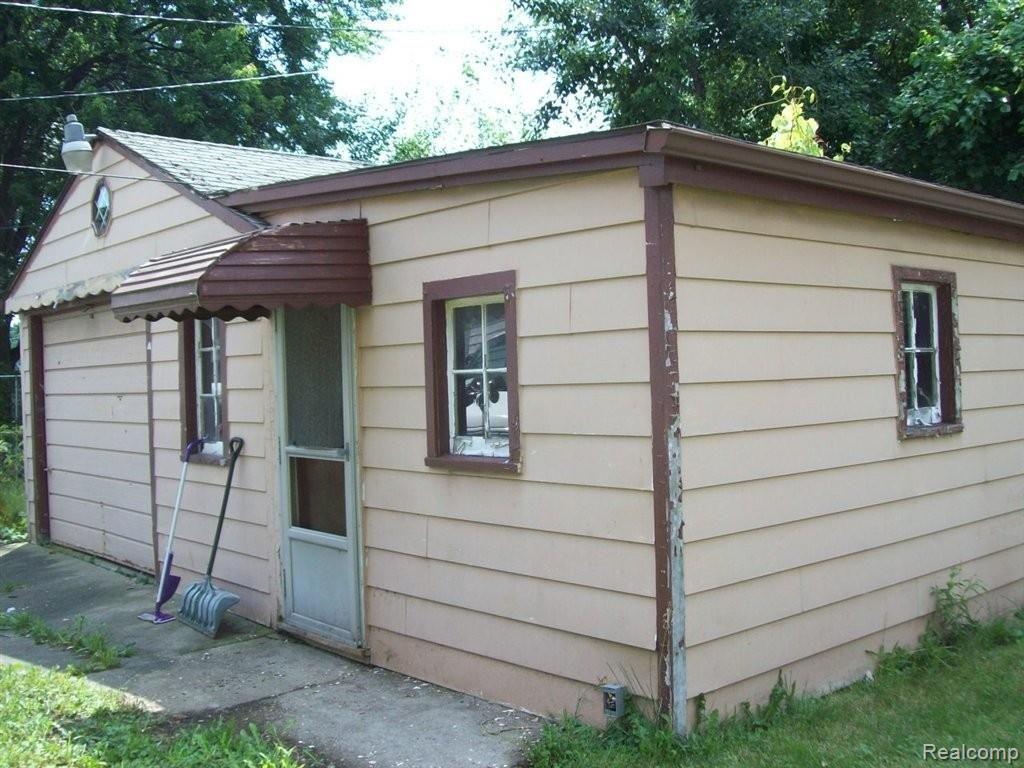 11368 Maxwell Avenue Warren, MI 48089 - Photo 3 of 15 100_3521.JPG