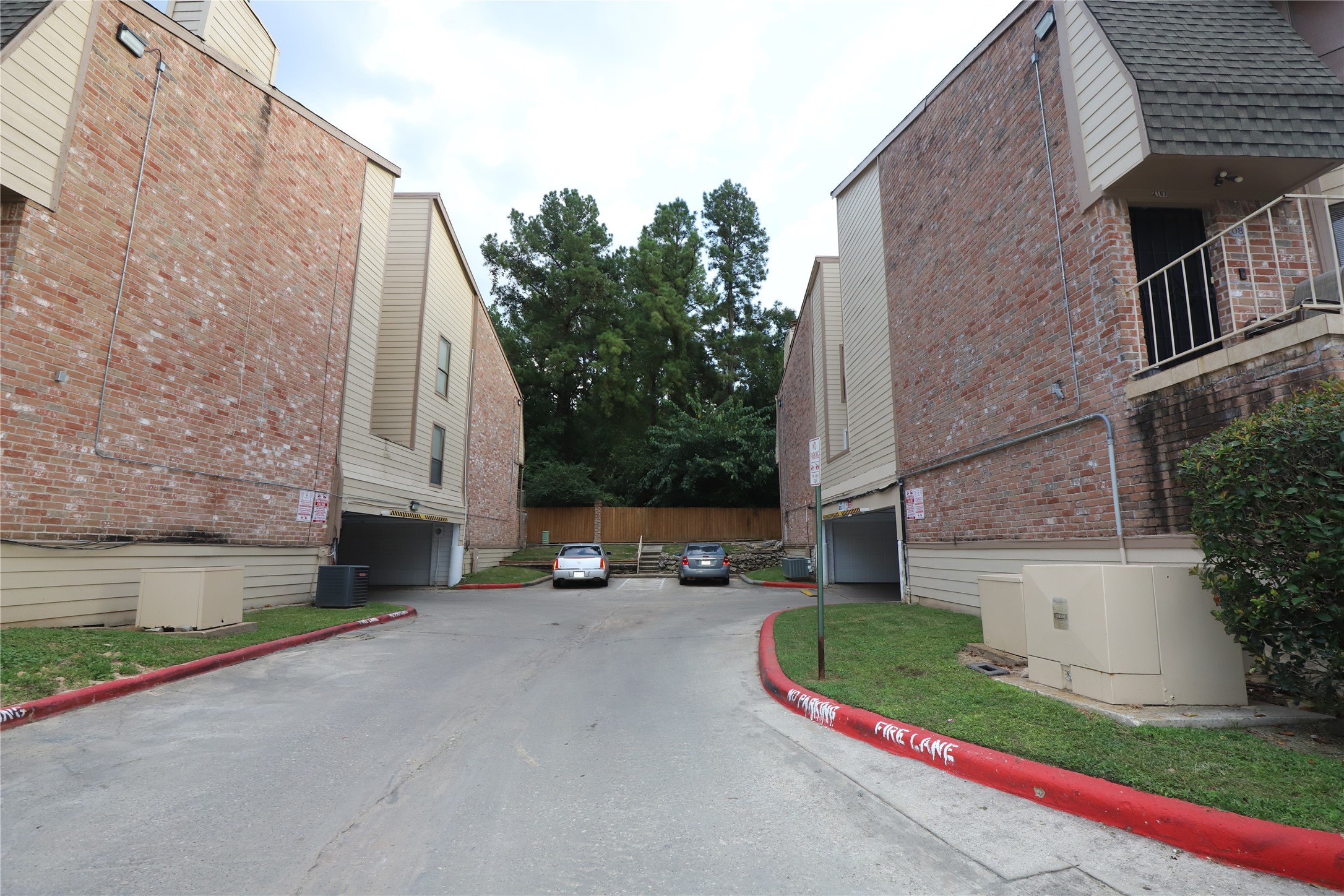 2103 Place Rebecca Lane, Unit D6 Houston, TX 77090 - Photo 22 of 31 a view of a back yard of the house