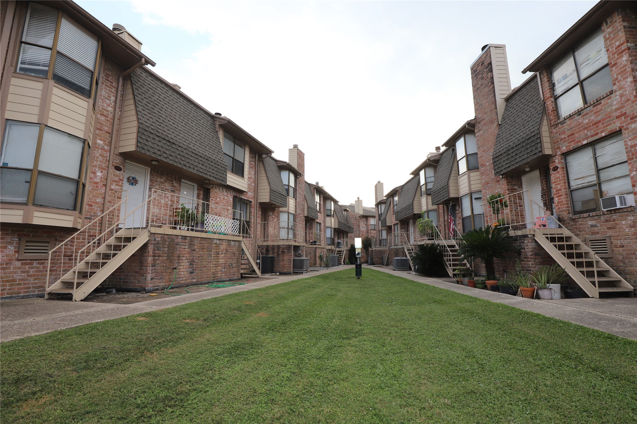 2103 Place Rebecca Lane, Unit D6 Houston, TX 77090 - Photo 24 of 31 a view of a house with a yard