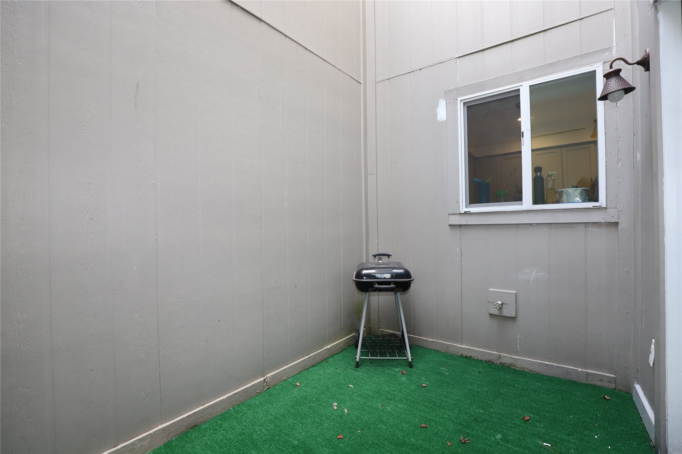 2103 Place Rebecca Lane, Unit D6 Houston, TX 77090 - Photo 10 of 31 a small room with a table and a chair