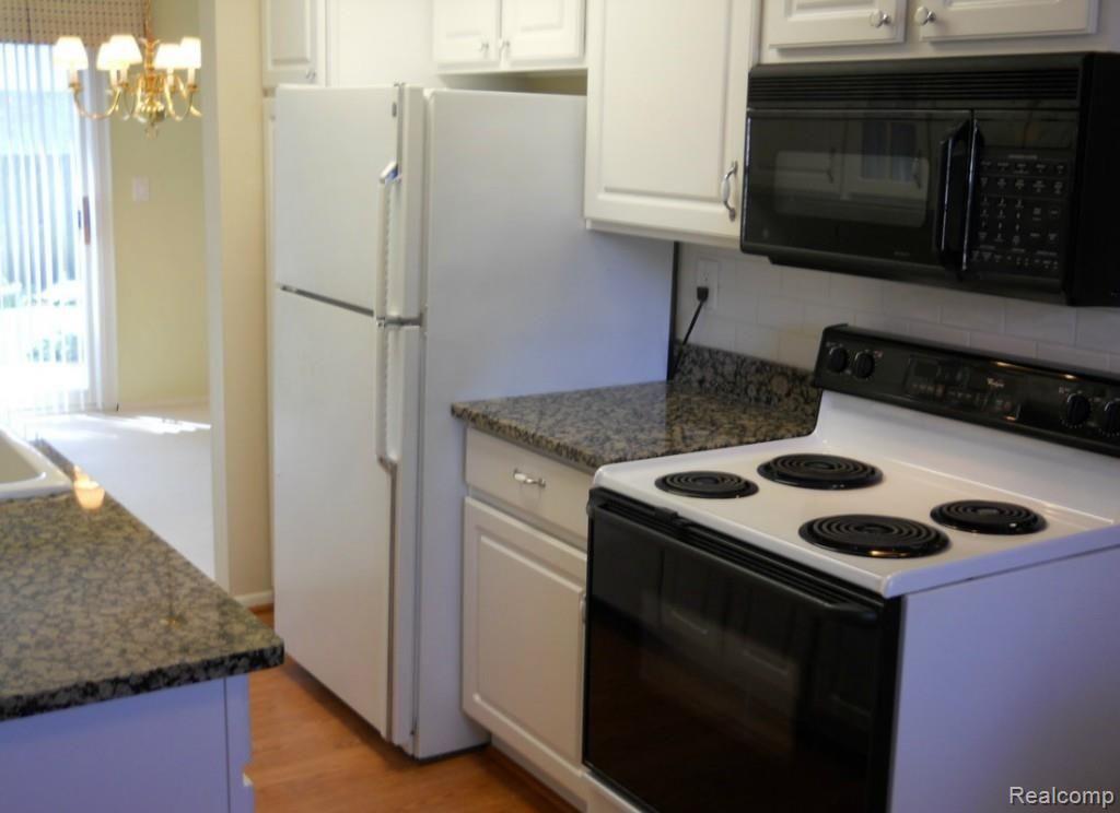 68 Stratford Lane, Unit 13 Rochester, MI 48309 - Photo 7 of 20 Kitchen