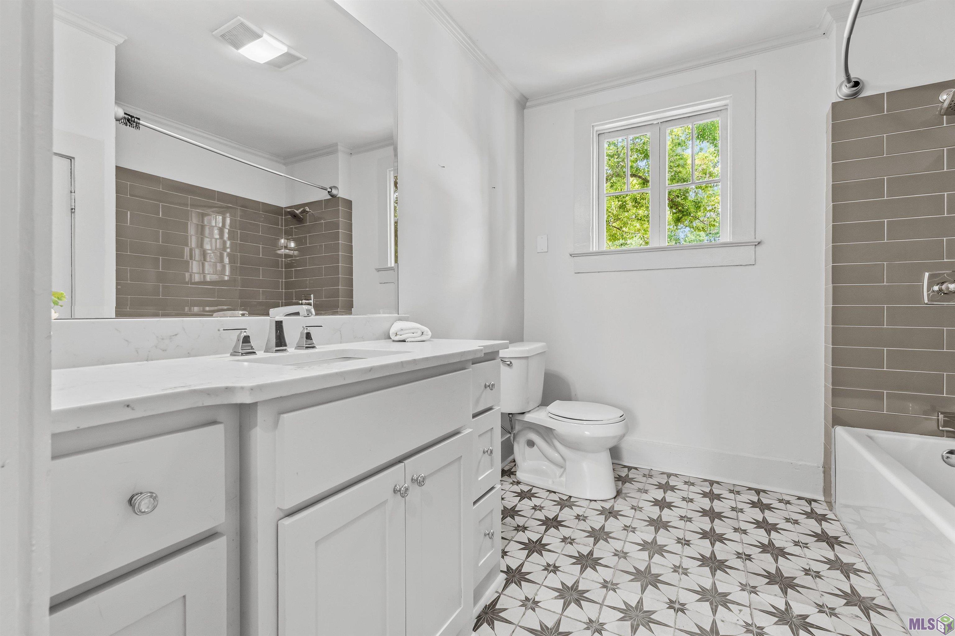 2174 Wisteria Street Baton Rouge, LA 70806 - Photo 22 of 26 Guest bathroom off landing