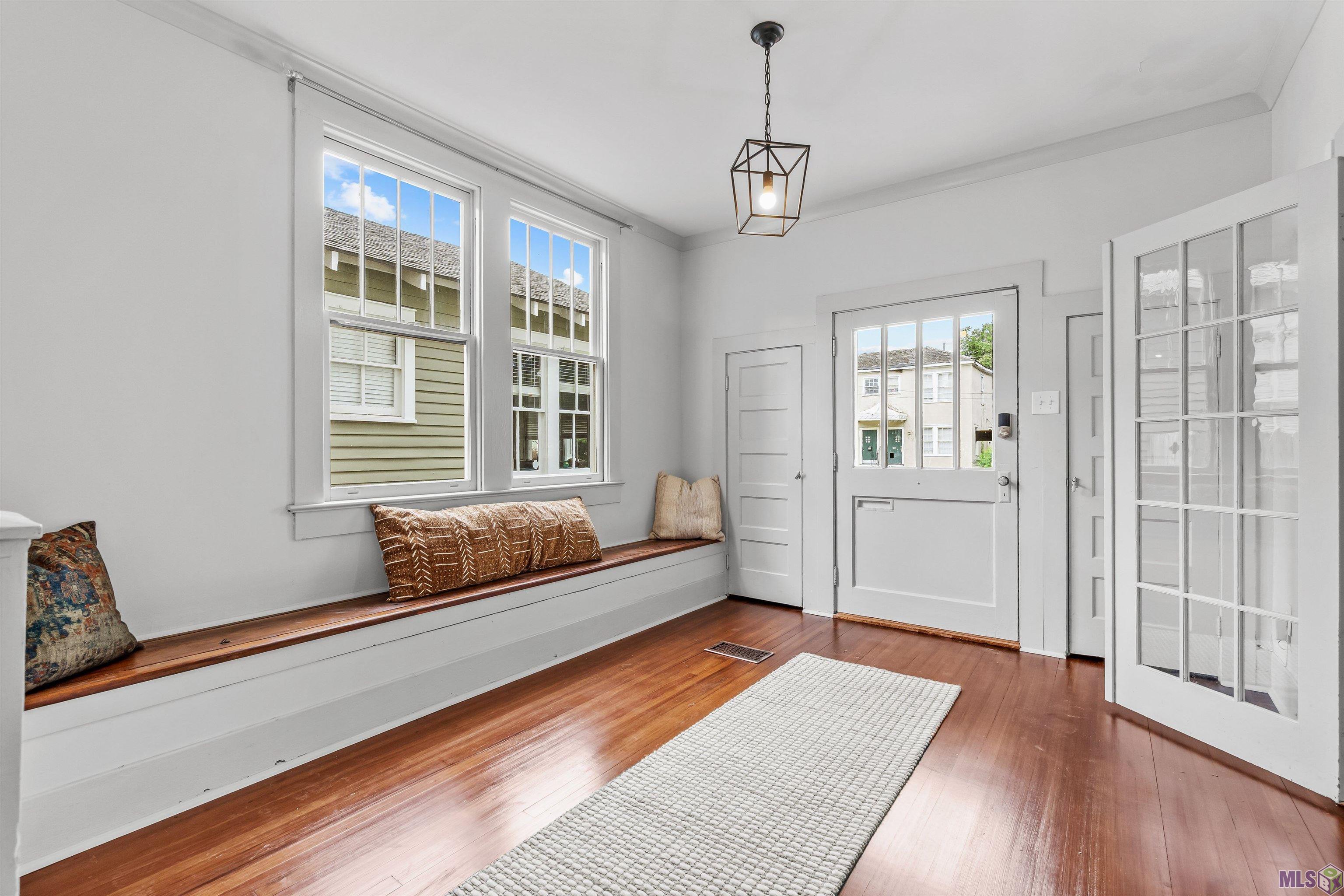 2174 Wisteria Street Baton Rouge, LA 70806 - Photo 4 of 26 Large Welcoming Foyer
