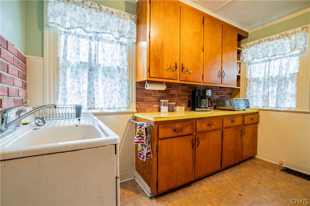 519 Broadway Street Oneida, NY 13421 - Photo 9 of 47