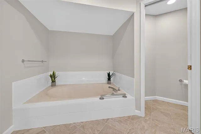 $240,000 | 561 Sarah Lane, Unit 204, St. Louis, MO 63141