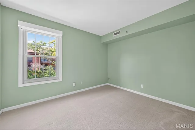 $240,000 | 561 Sarah Lane, Unit 204, St. Louis, MO 63141