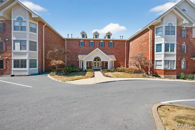 $240,000 | 561 Sarah Lane, Unit 204, St. Louis, MO 63141