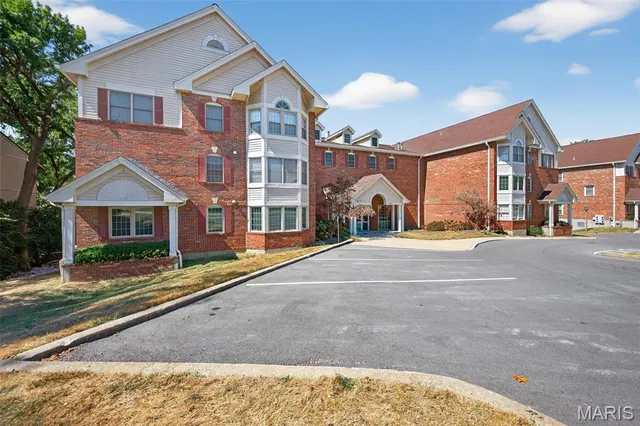 $240,000 | 561 Sarah Lane, Unit 204, St. Louis, MO 63141