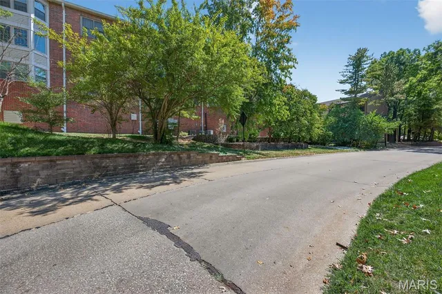 $240,000 | 561 Sarah Lane, Unit 204, St. Louis, MO 63141