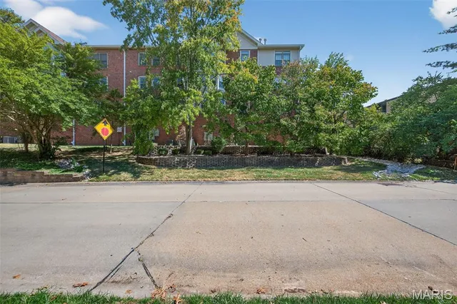 $240,000 | 561 Sarah Lane, Unit 204, St. Louis, MO 63141