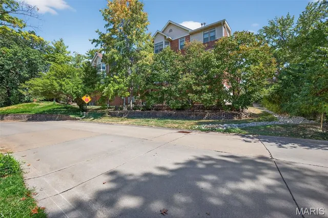 $240,000 | 561 Sarah Lane, Unit 204, St. Louis, MO 63141