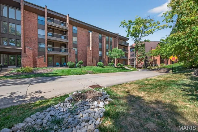 $240,000 | 561 Sarah Lane, Unit 204, St. Louis, MO 63141