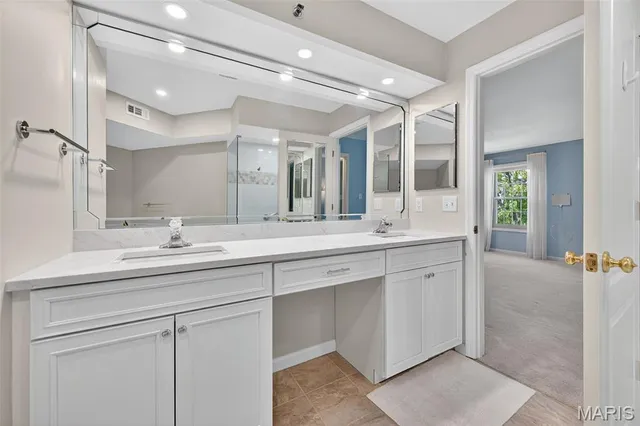 $240,000 | 561 Sarah Lane, Unit 204, St. Louis, MO 63141