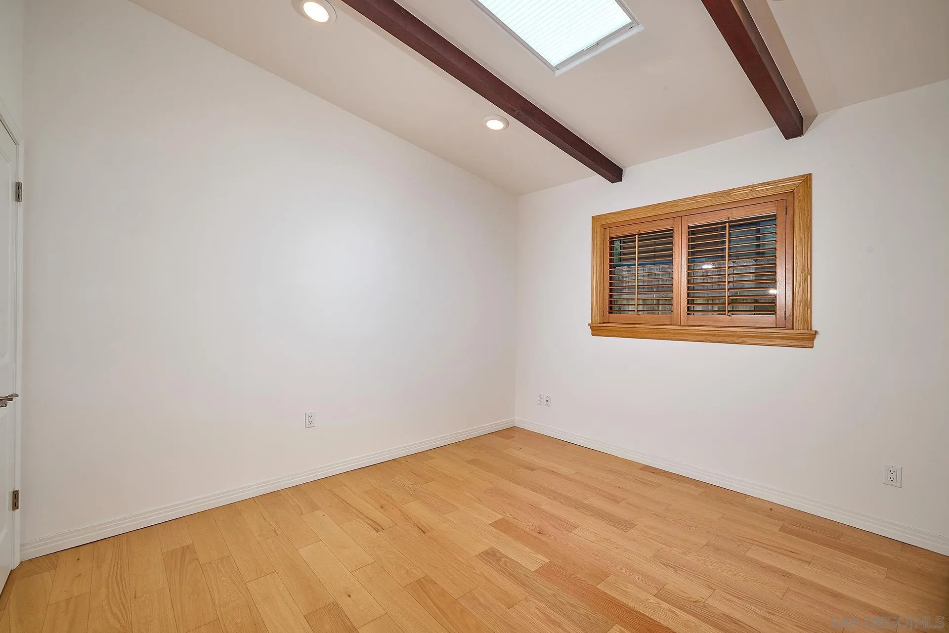 211 La Mesa Avenue Encinitas, CA 92024 - Photo 21 of 53 a view of empty room with wooden floor