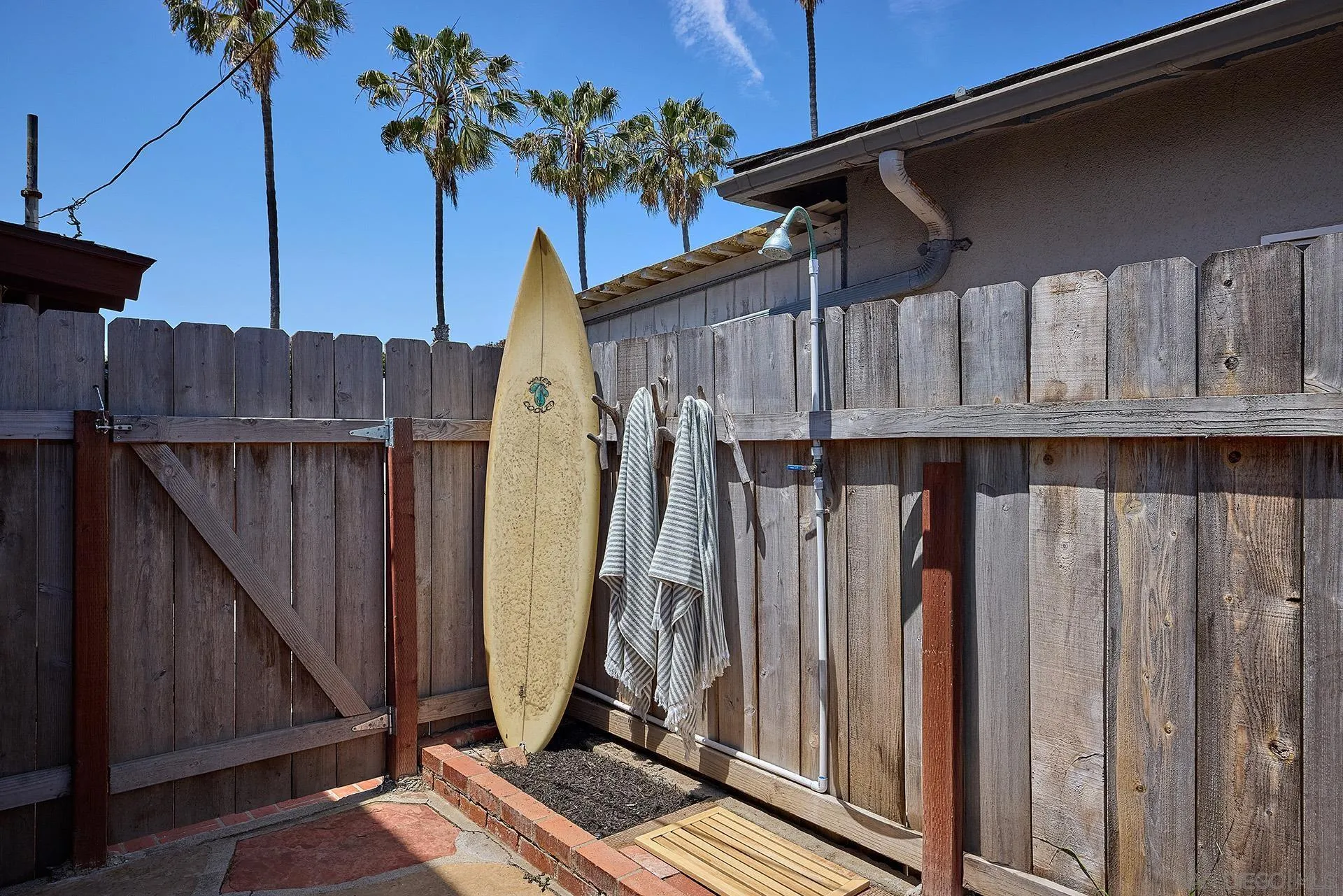 211 La Mesa Avenue Encinitas, CA 92024 - Photo 33 of 53 a view of a backyard with wooden fence