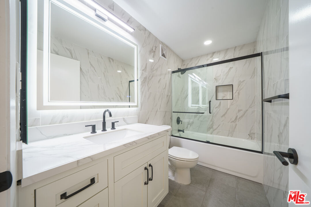 600 West 9th Street, Unit 1502 Los Angeles, CA 90015 - Photo 17 of 37 a bathroom with a sink a toilet and shower