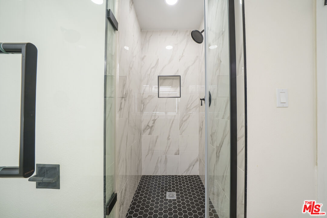 600 West 9th Street, Unit 1502 Los Angeles, CA 90015 - Photo 23 of 37 a bathroom with a shower