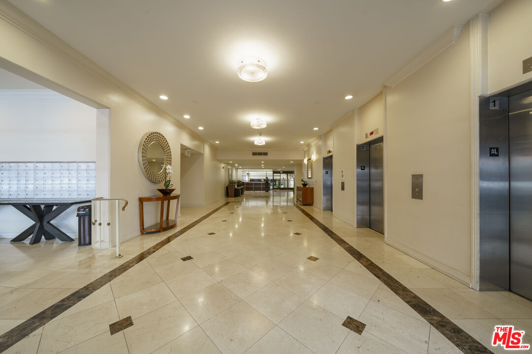 600 West 9th Street, Unit 1502 Los Angeles, CA 90015 - Photo 32 of 37 a view of a lobby with black carpet