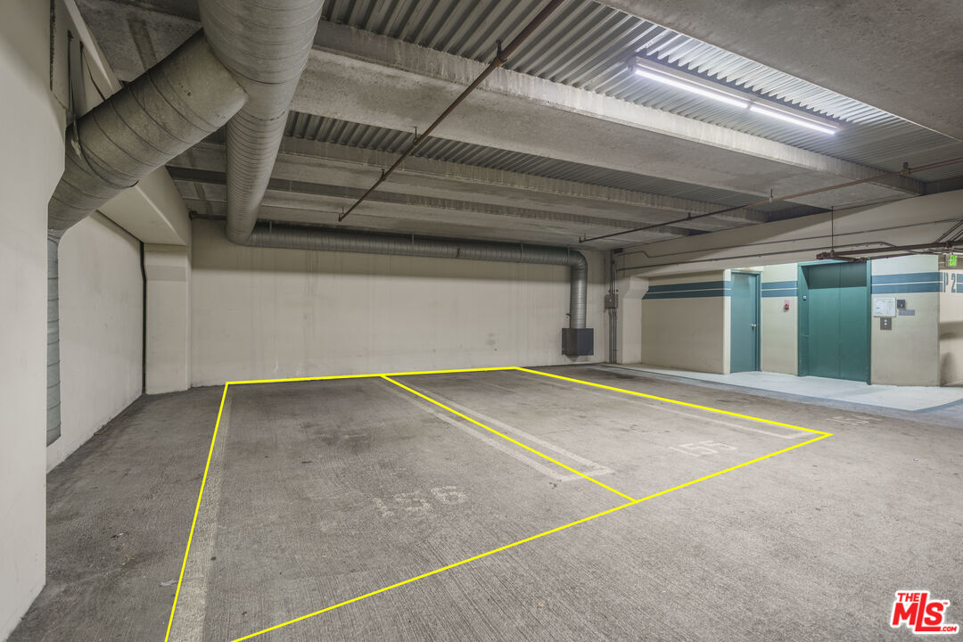 600 West 9th Street, Unit 1502 Los Angeles, CA 90015 - Photo 37 of 37 a view of a room with gym equipment