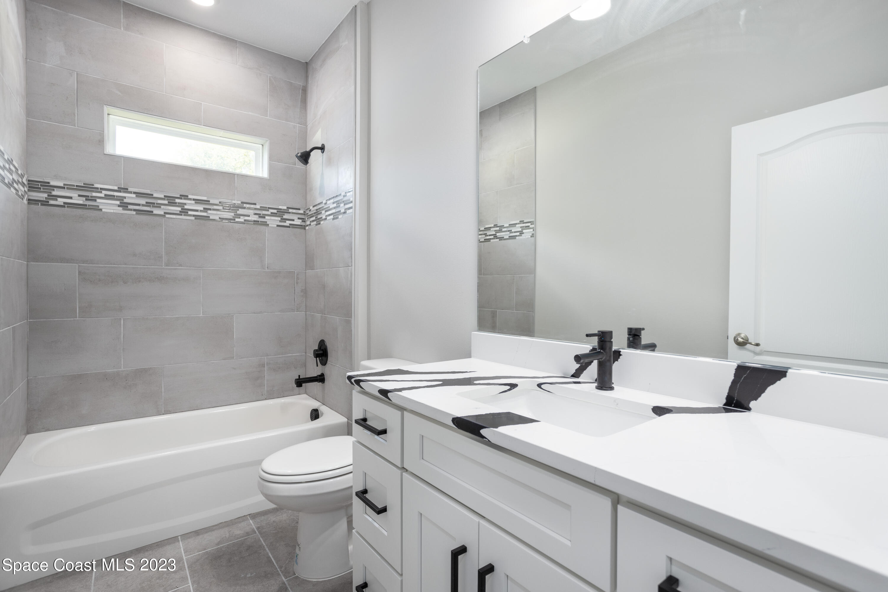 1007 San Rafael Road Southwest Palm Bay, FL 32908 - Photo 19 of 23 a bathroom with a sink a toilet and a bathtub