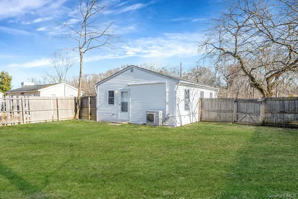 a view of a house with backyard and garden