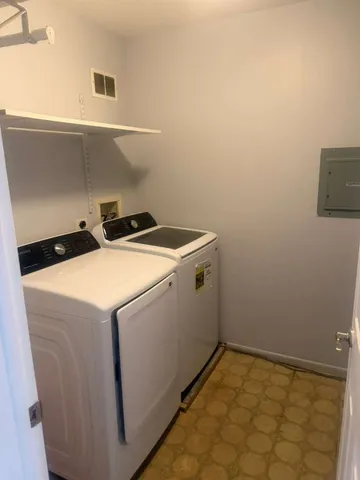 $2,400 | 287 Pembridge Lane, Unit B2, Schaumburg, IL 60193