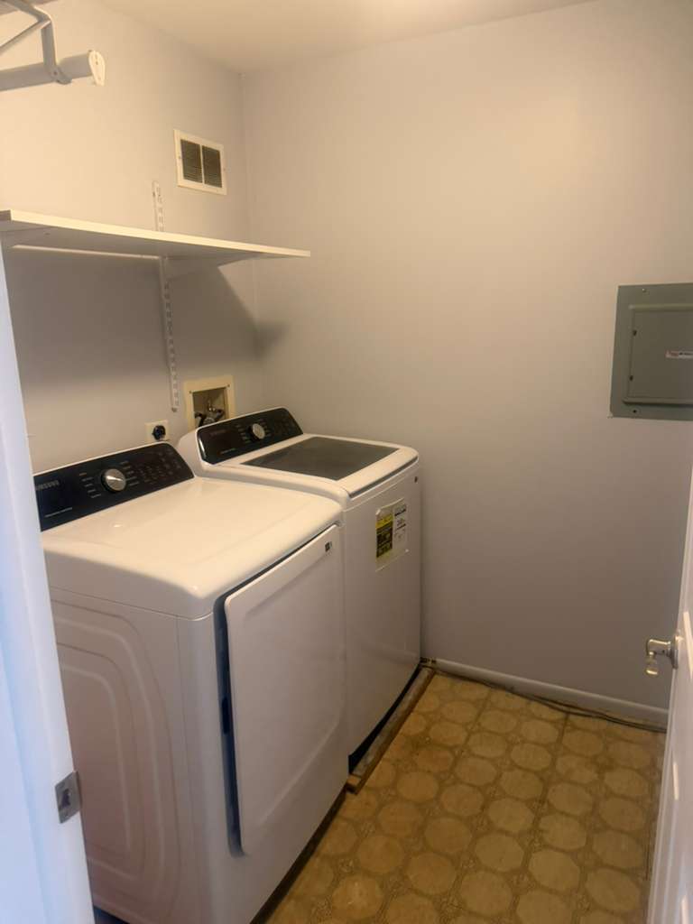 287 Pembridge Lane, Unit B2 Schaumburg, IL 60193 - Photo 12 of 13 a utility room with dryer and washer