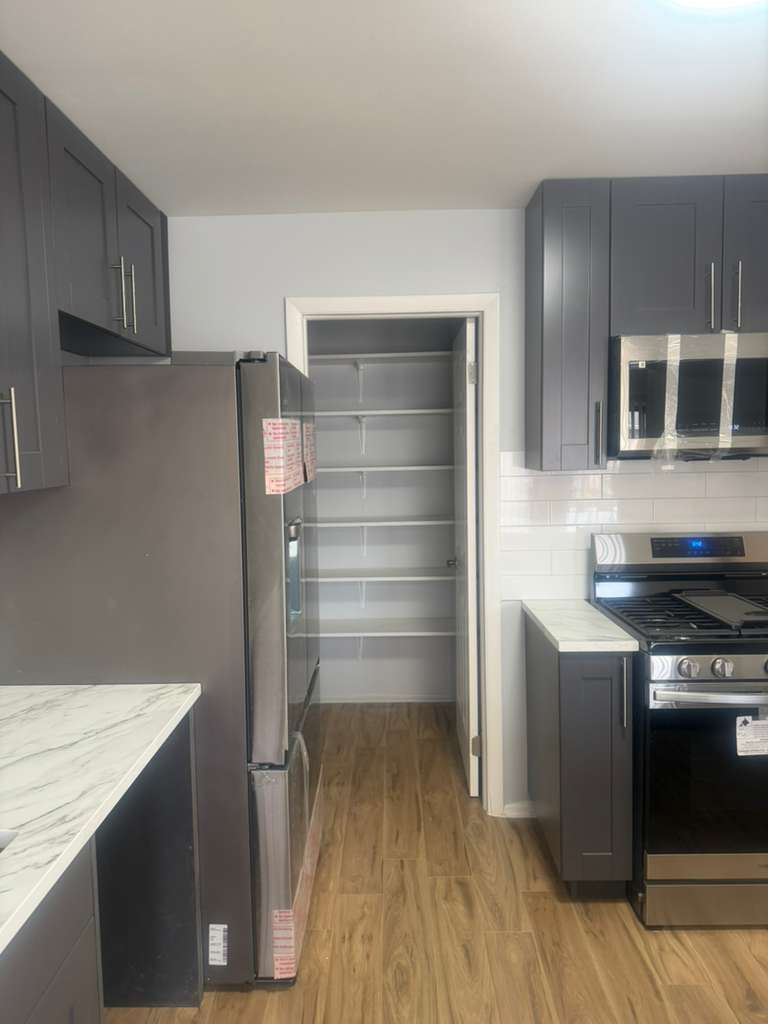 287 Pembridge Lane, Unit B2 Schaumburg, IL 60193 - Photo 6 of 13 a kitchen with a refrigerator and a stove top oven