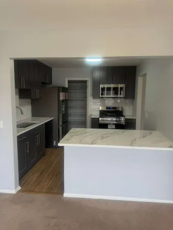 $2,400 | 287 Pembridge Lane, Unit B2, Schaumburg, IL 60193