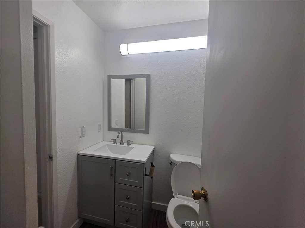 7800 Reagan Road Jurupa Valley, CA 92509 - Photo 16 of 32 !st floor full bathroom