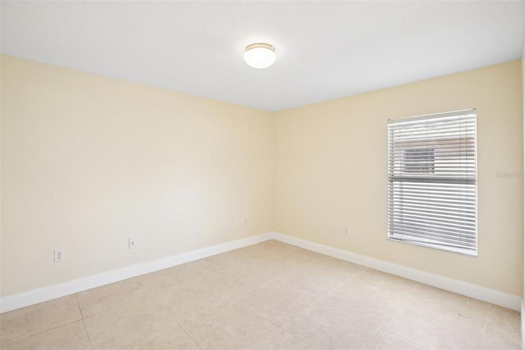 2719 West Union Street Tampa, FL 33607 - Photo 20 of 27 a view of an empty room with a window