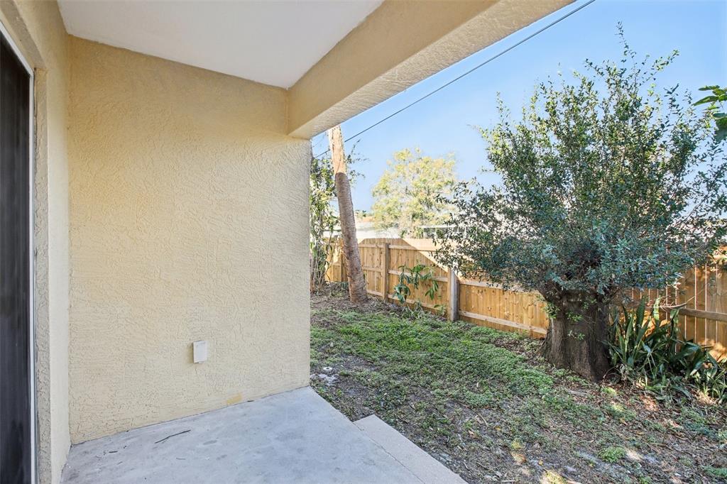 2719 West Union Street Tampa, FL 33607 - Photo 22 of 27 a backyard of a house with lots of green space