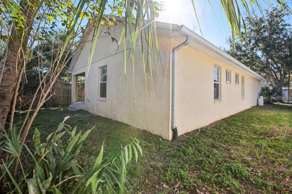 2719 West Union Street Tampa, FL 33607 - Photo 24 of 27 a view of a backyard