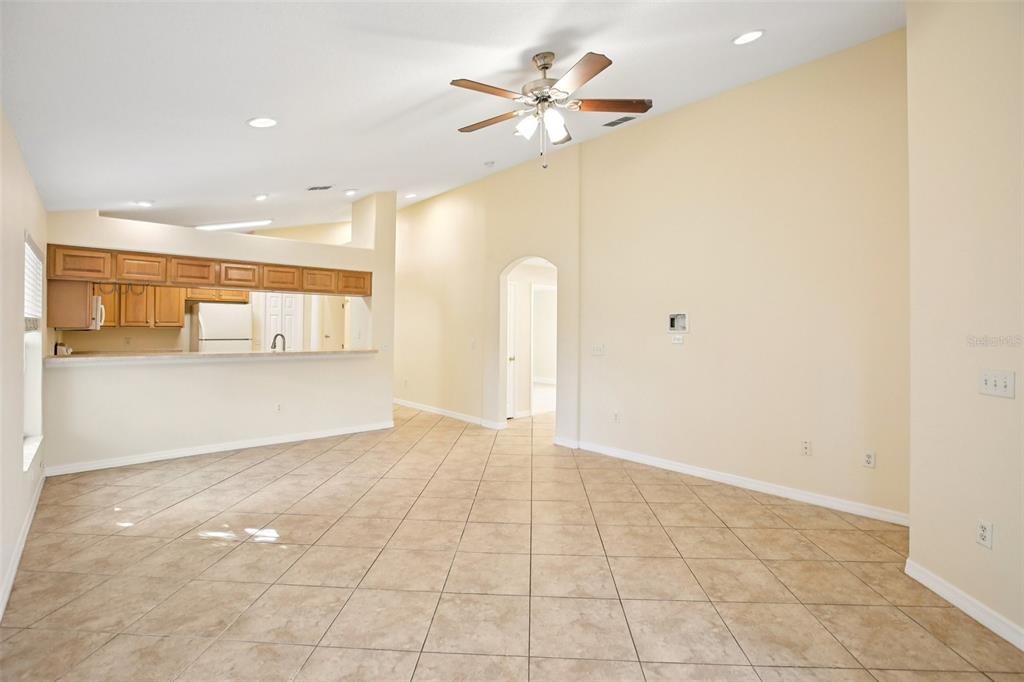 2719 West Union Street Tampa, FL 33607 - Photo 7 of 27 a view of an empty room with a window