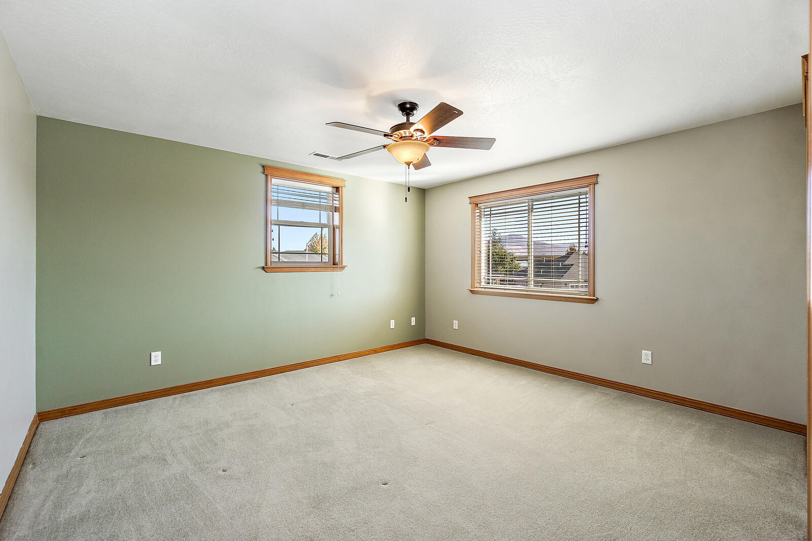 331 Ridgeway Avenue Central Point, OR 97502 - Photo 36 of 47 an empty room with windows and fan