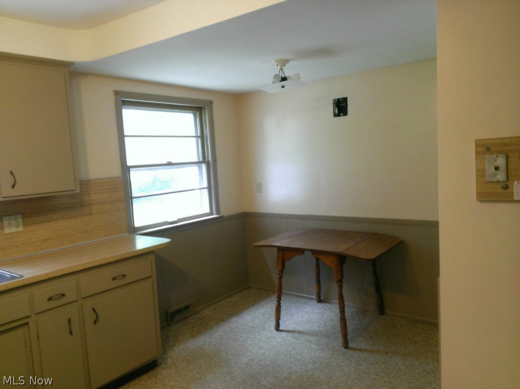 4047 Charlton Road Cleveland, OH 44121 - Photo 6 of 22 Eating area in kitchen