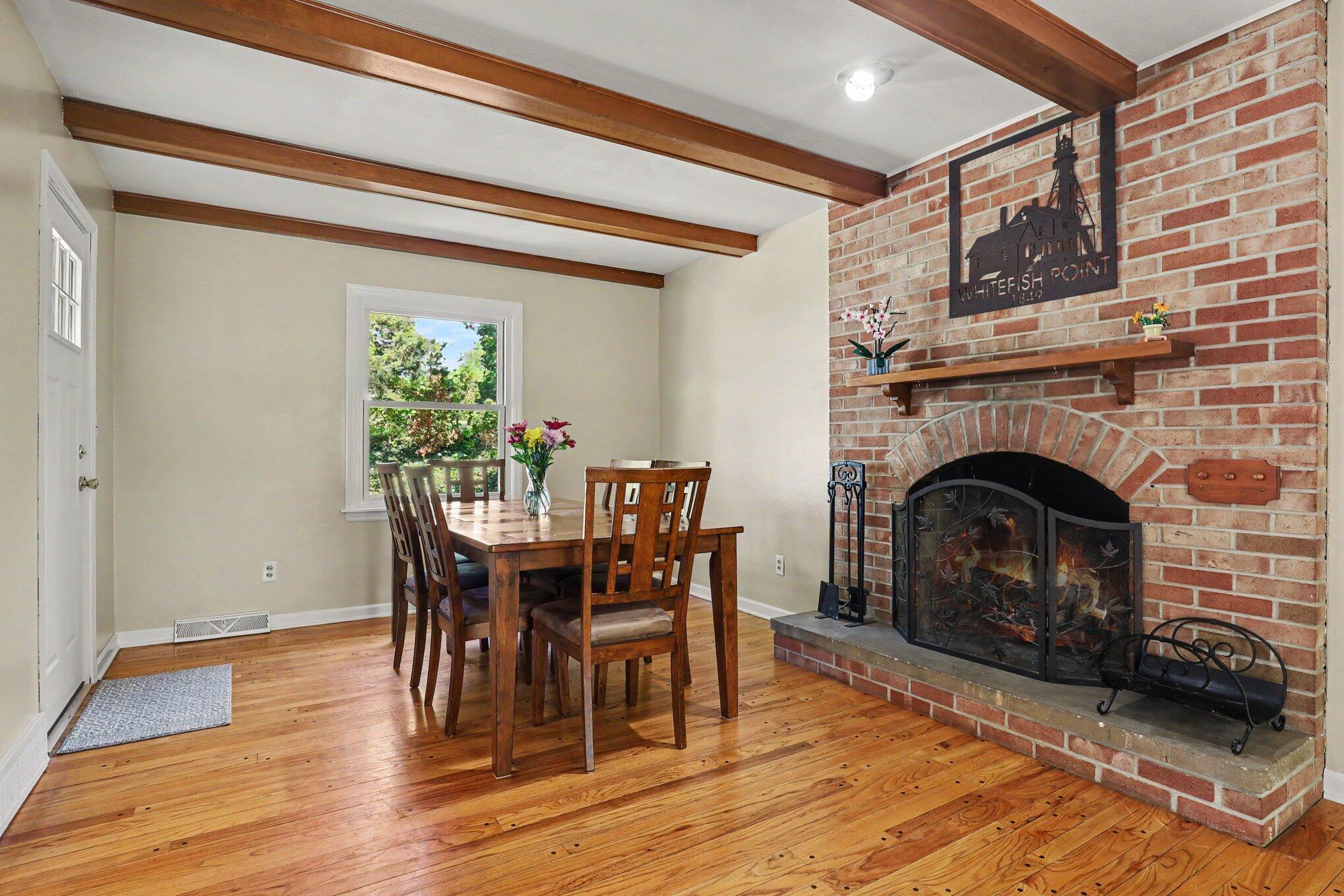 1653 Ridgeview Street Southeast Grand Rapids, MI 49506 - Photo 8 of 30 008_file_6585