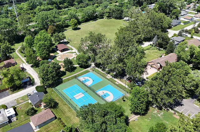 $399,999 | 8420 Archer Avenue, Willow Springs, IL 60480