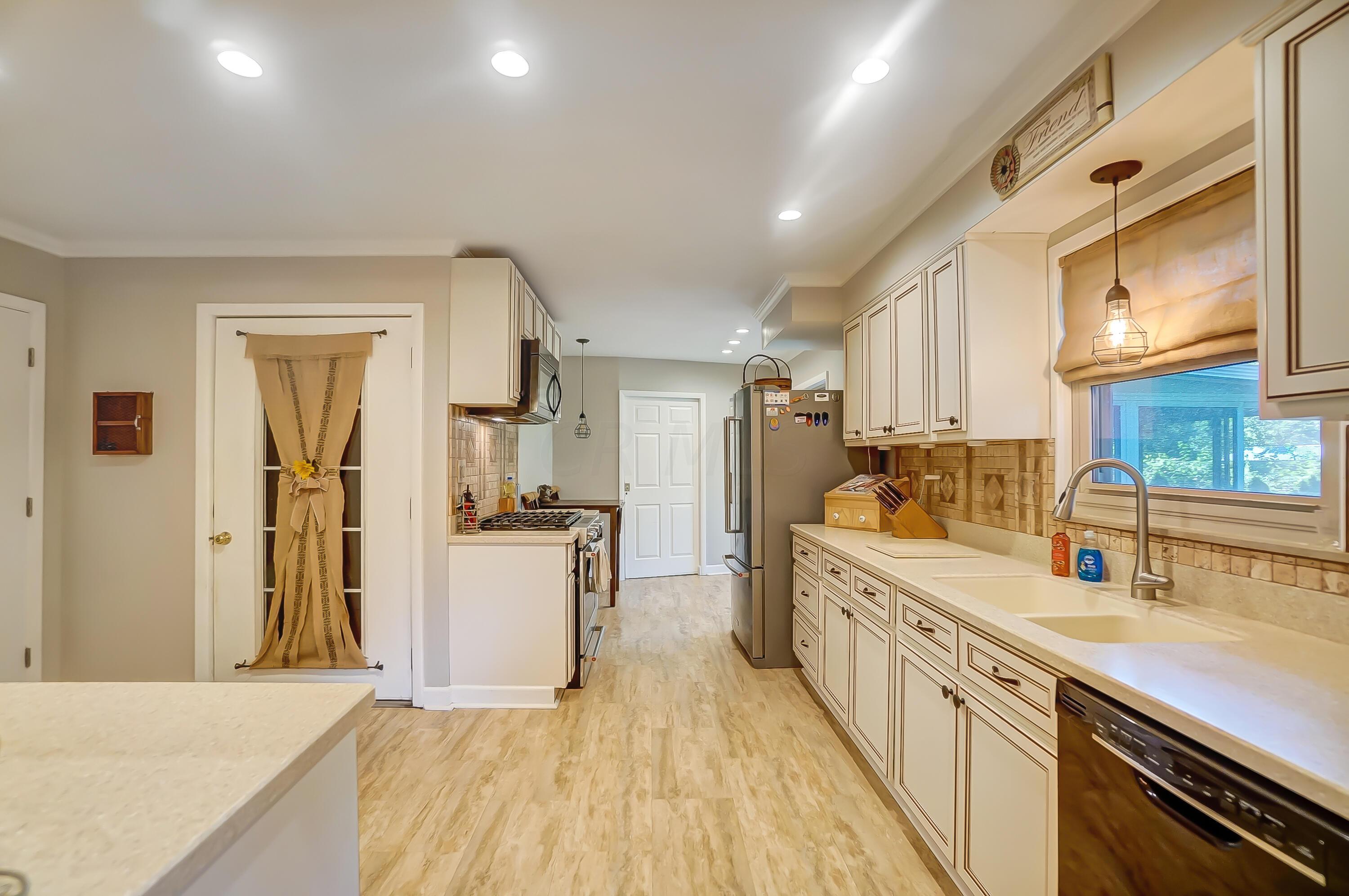 5979 Renner Road Columbus, OH 43228 - Photo 15 of 52 KItchen