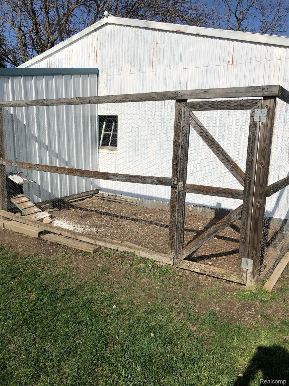1826 Hadley Road Lapeer, MI 48446 - Photo 17 of 35 chicken coop